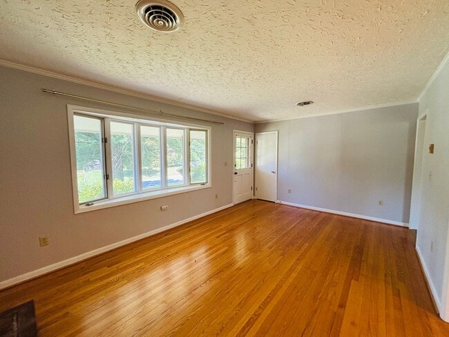 Building Photo - 1105 Robin Rd