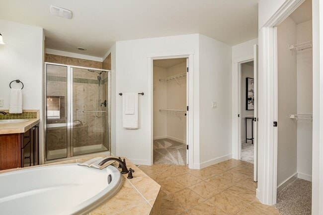 Building Photo - North East Facing 4 bed 3 bath ready for m...