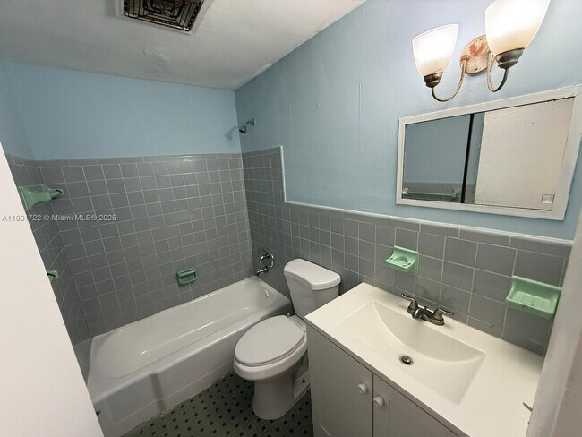 Building Photo - 2917 Plunkett St