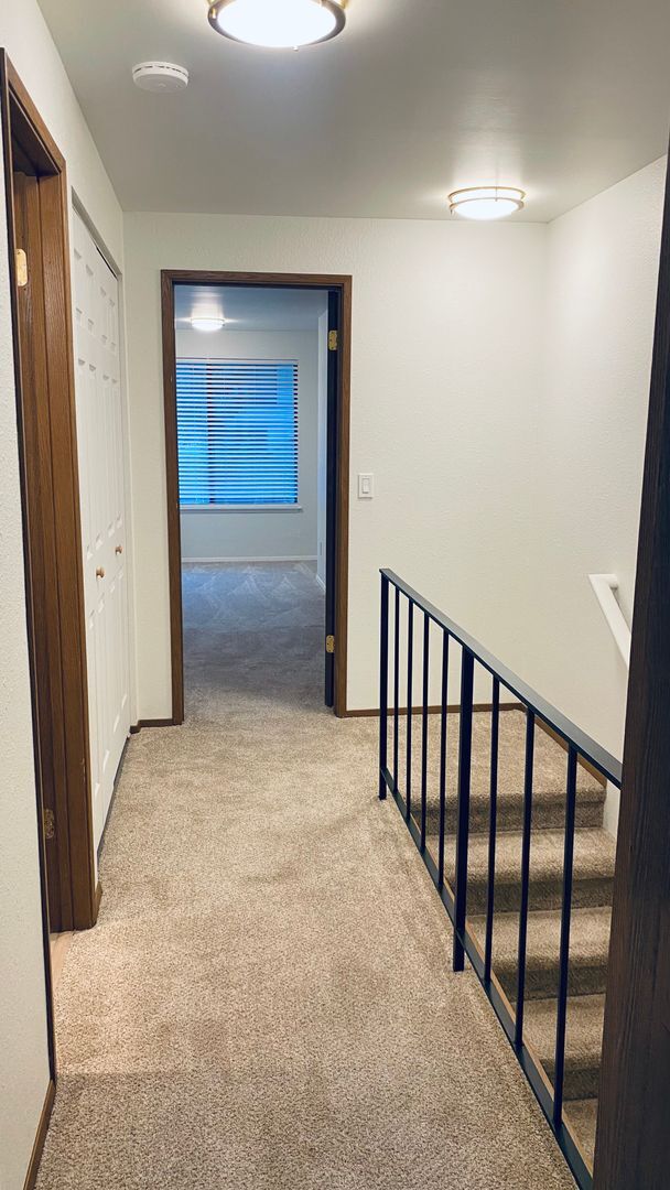 Building Photo - Cute and Quaint Updated Federal Way Condo
