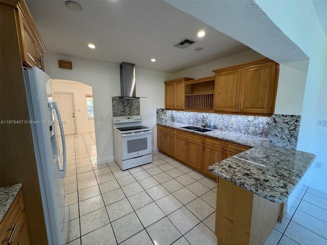 Building Photo - 632 SW 33rd Ave