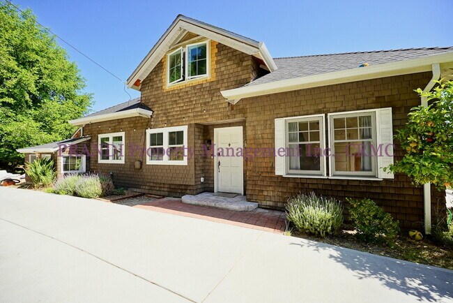 Building Photo - Classic, Modern and Private Home with Fres...
