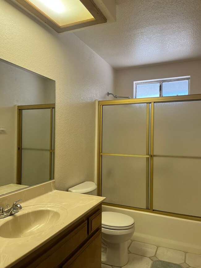Building Photo - 3 bedroom 2 bathroom Home in the City of V...