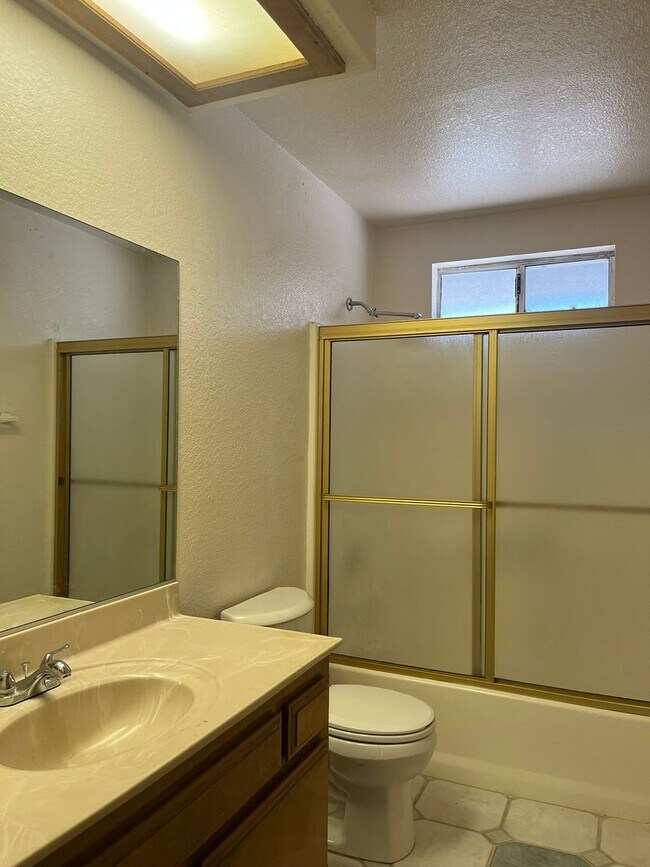 Building Photo - 3 bedroom 2 bathroom Home in the City of Victorville!