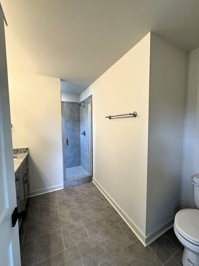 Building Photo - Move-In Special!! 1/2 Off First Month's Rent!!
