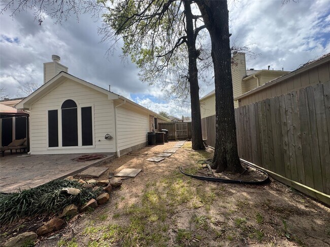 Building Photo - 711 W Clady Dr