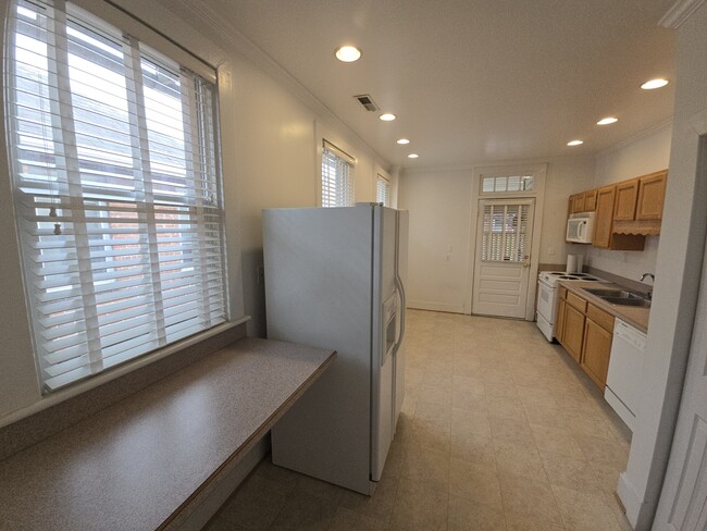 Building Photo - 621 W Princess Anne Rd