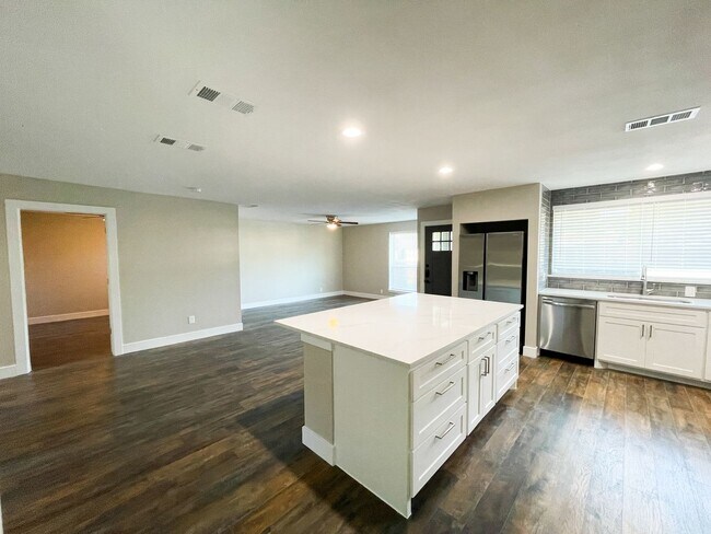 Building Photo - 4 bdrm, 2 bath - NEWLY Remodeled