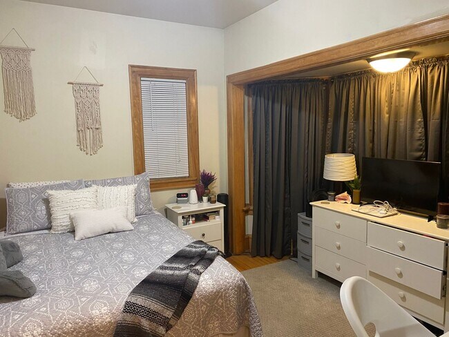 Building Photo - 2704 E Hartford Ave