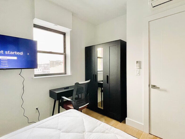 Building Photo - Furnished room/NOT APARTMENT