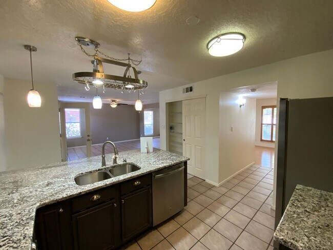 Building Photo - 3 Bedroom Home Available Near Golf Course ...