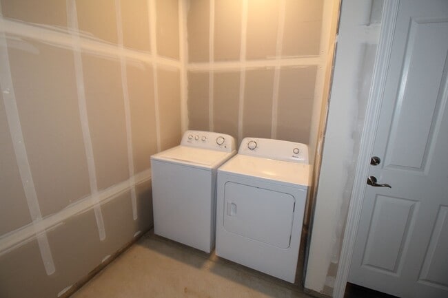 Building Photo - BRAND NEW 2BED/2BATH with SOLAR - Clinton/Arthur
