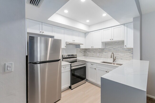 Building Photo - 680 71st Ave N