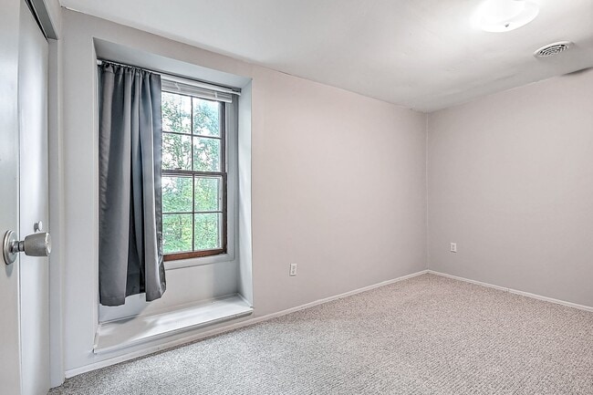 Building Photo - 252 Wildwood Dr