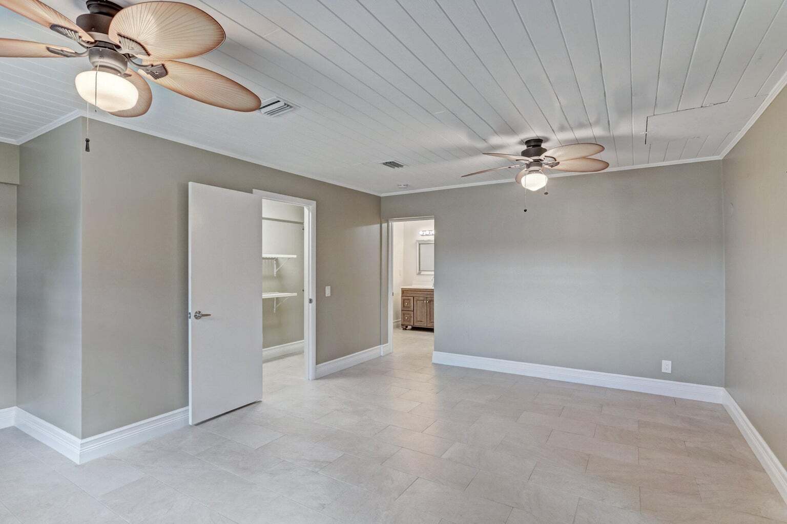 Building Photo - 2545 Venice Dr