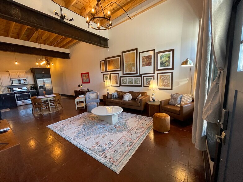 Building Photo - 719 S. Baker St.