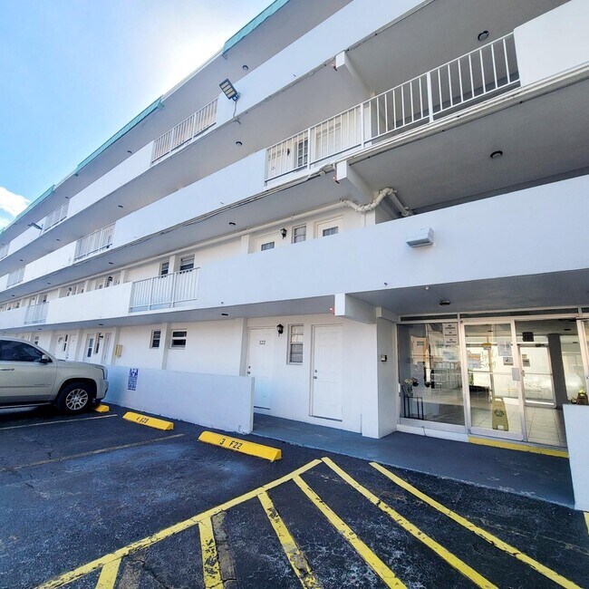 Building Photo - 1333 E Hallandale Beach Blvd