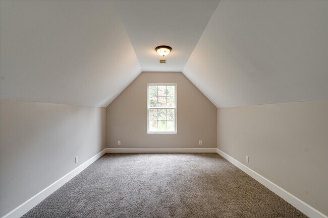 Building Photo - Charming 3-Bed / 2-Bath Home