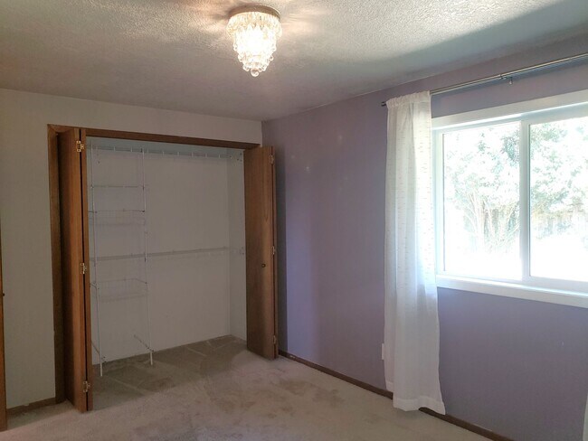 Building Photo - Charming Milwaukie House with Beautiful Ba...