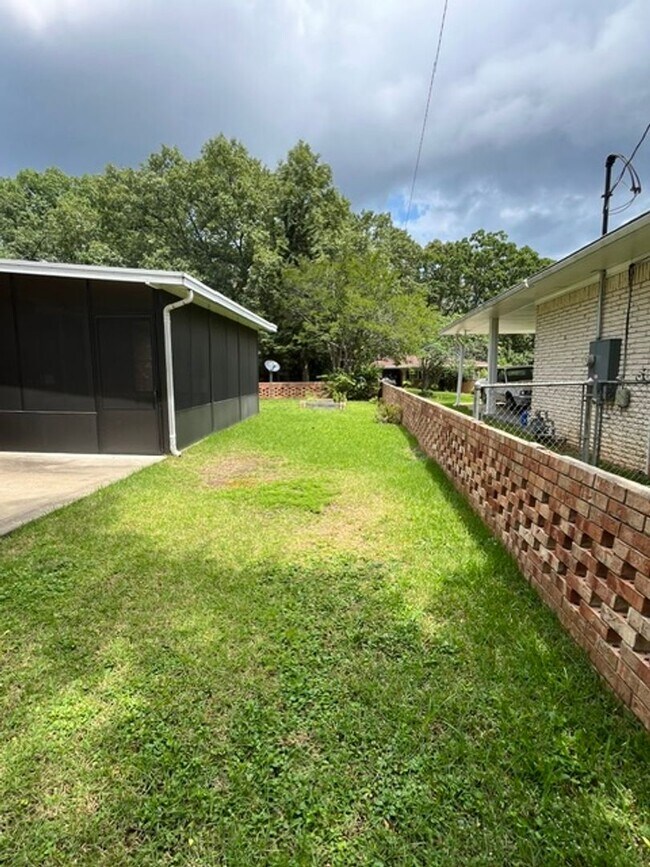 Building Photo - Very Nice 3 Bedroom 2 Bathroom House near the University of Arkansas Little Rock