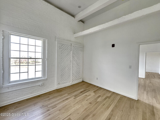 Building Photo - 145 River St