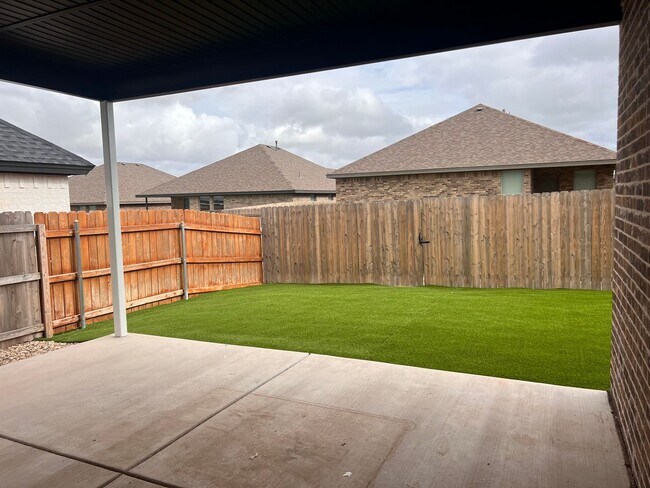 Building Photo - 3 Bedroom Rental Available July 9th in Fre...