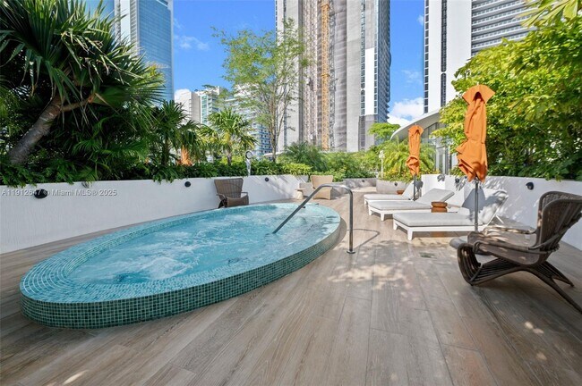 Building Photo - 700 NE 24th St