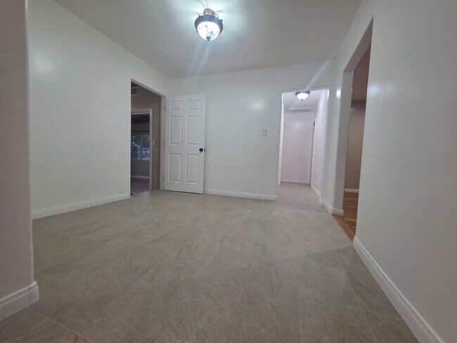Building Photo - 6503 White Oak Ave
