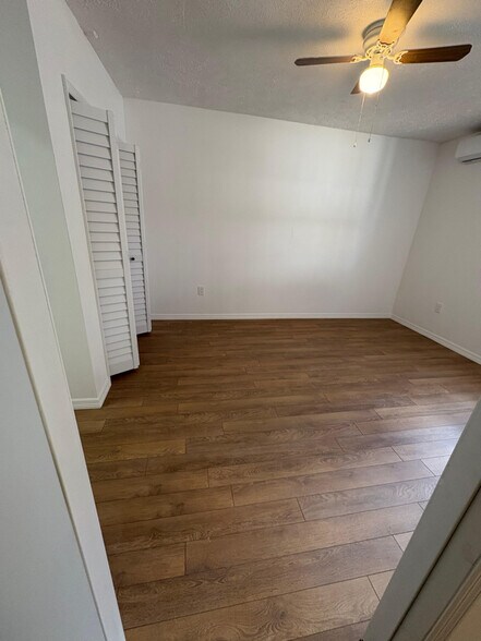 Building Photo - 1802 Parkwood Dr