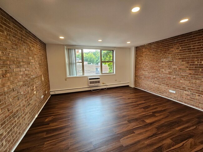Building Photo - 2250 N Lincoln Ave