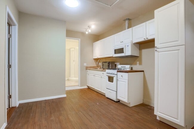 Building Photo - Single Story Duplex with Two Private Residences