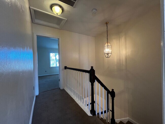Building Photo - Great Bridge Townhouse For Rent