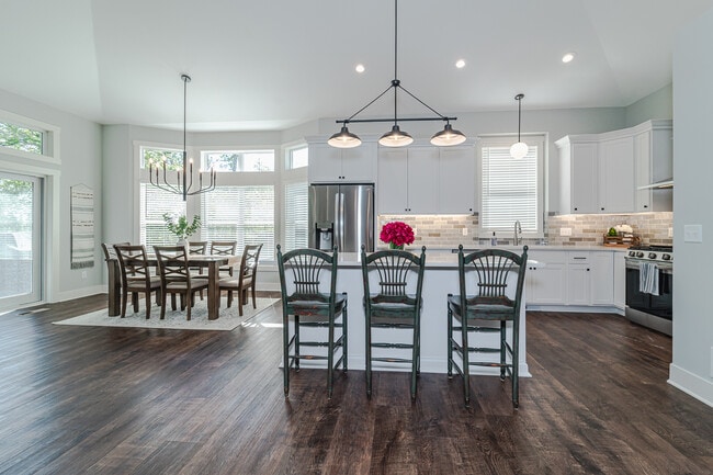 Building Photo - 5070 Ranchview Ln N