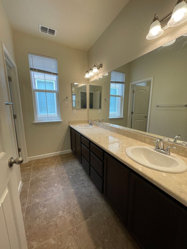 Building Photo - 3845 Lookout Dr