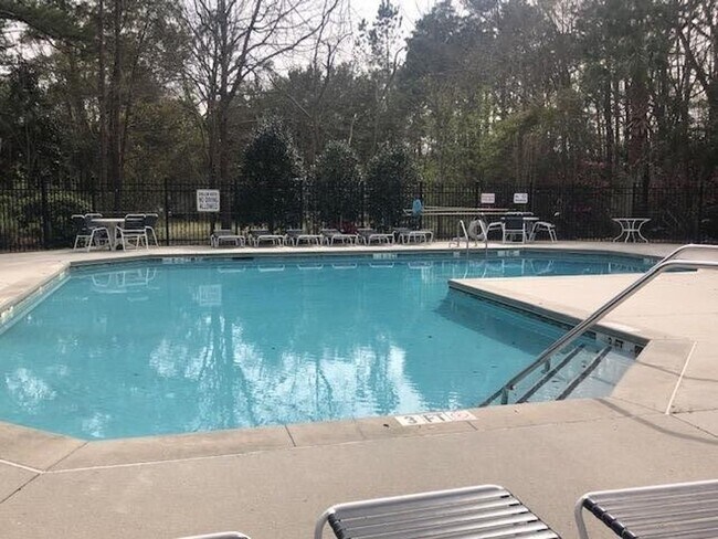 Building Photo - 2 Bedroom 2.5 Bath Townhome in Summer Wood!