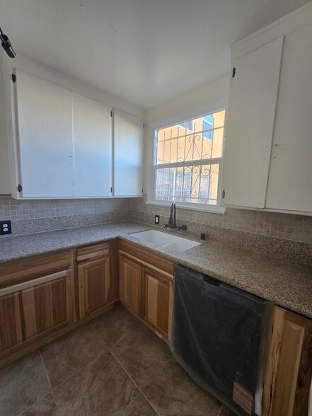 Building Photo - 3311 1/2 W 78th St