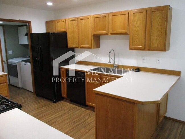 Building Photo - Charming 2 Bedroom 2 Bath Duplex