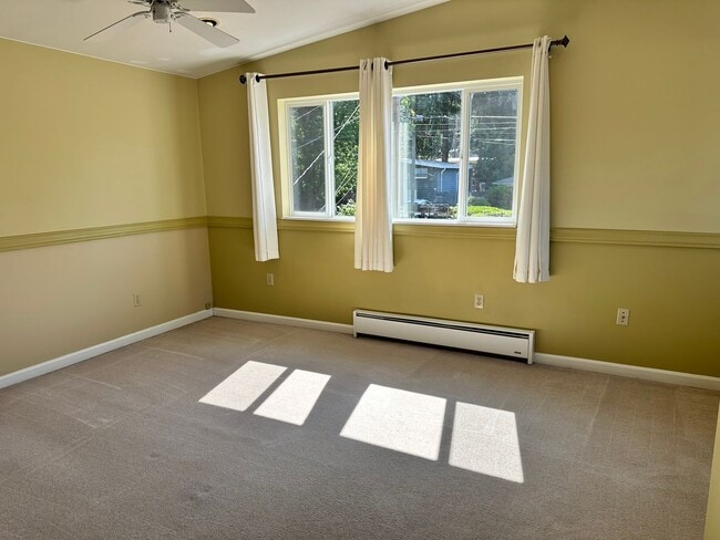 Building Photo - 4Bd/2Ba Bellevue Home