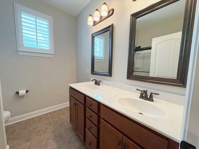 Building Photo - Stunning Townhome in Foxland Harbor – Golf & Lake Community