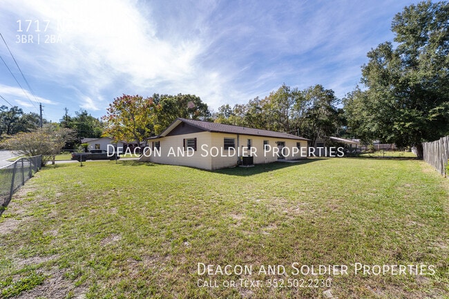 Building Photo - 1717 NE 28th Pl