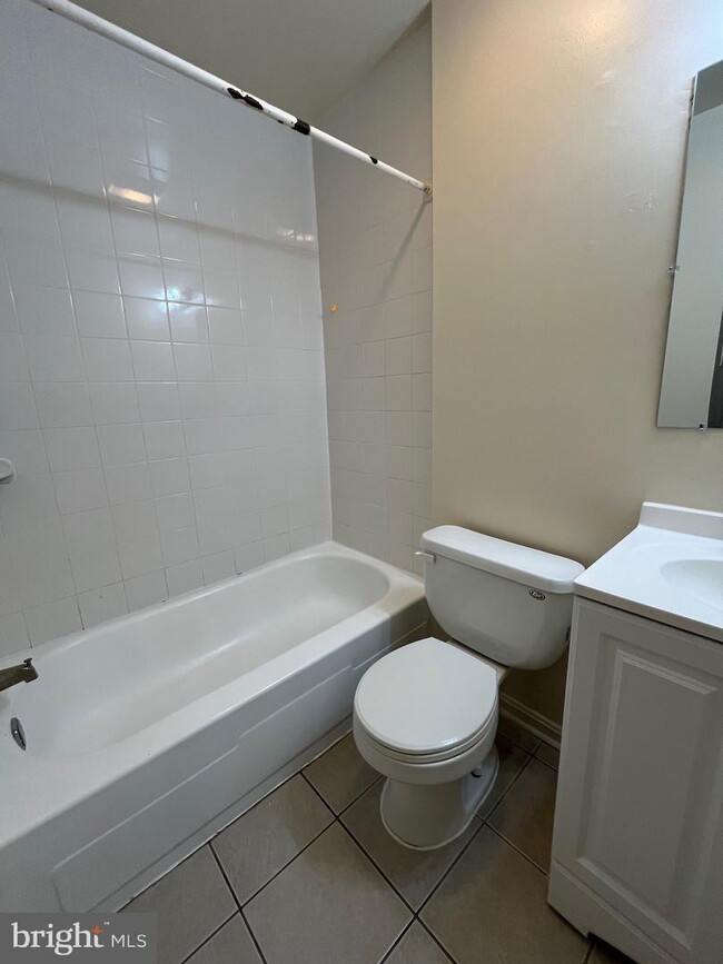 Building Photo - Modern Townhouse Living in Alexandria's Prime Location