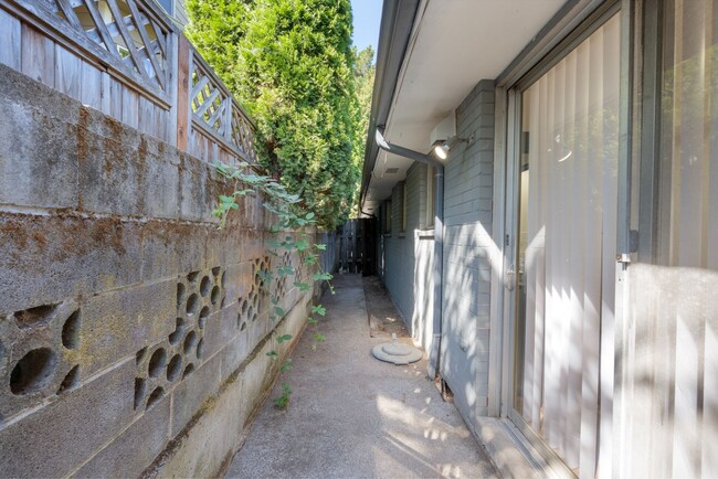 Building Photo - Renovated 2BR in Milwaukie