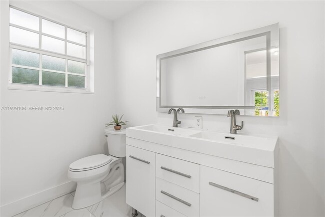 Building Photo - 345 Fairway Dr