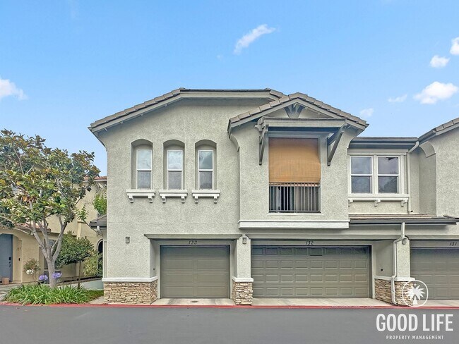 Building Photo - Welcoming 2B/2BA Condo with Balcony, In-Unit Laundry and Pool Access.