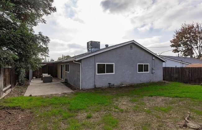 Building Photo - FOR RENT