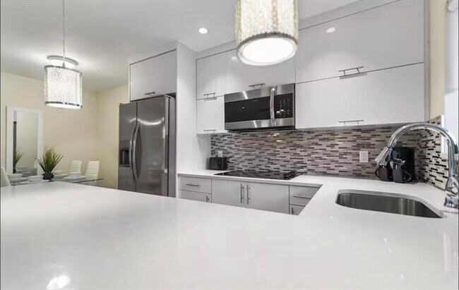 Building Photo - 320 NE 15th Ave