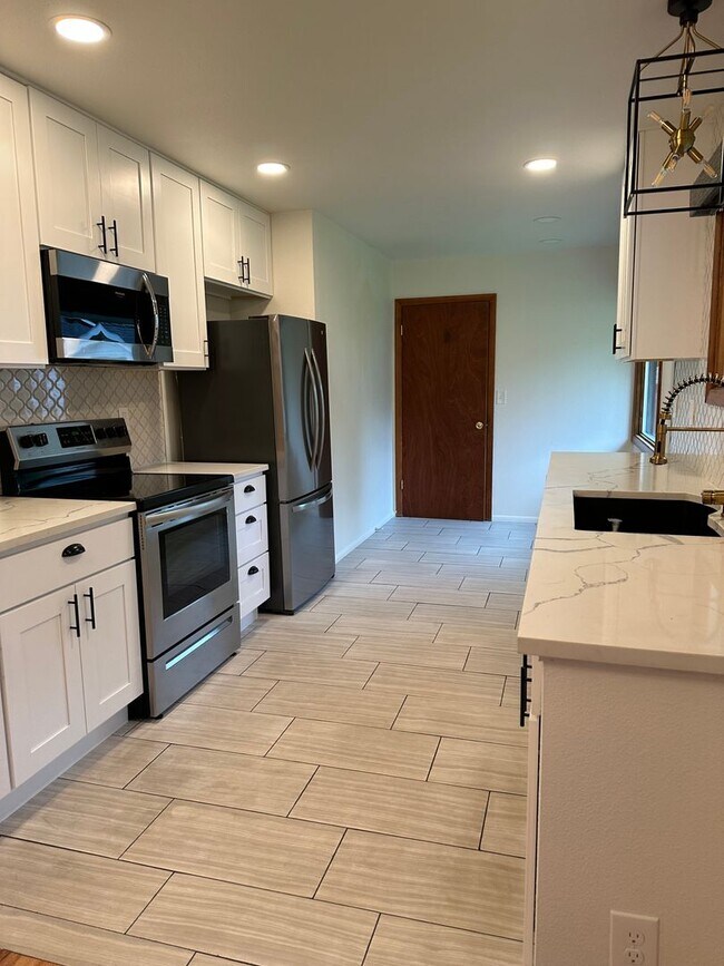 Building Photo - GORGEOUS RANCH STYLE HOME ON HUGE MANICURED LOT IN GARDEN HOME IN SW PORTLAND