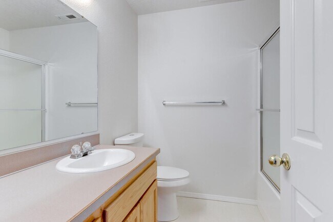Building Photo - Spacious 3 Bed, 2.5 Bath Home with Garage ...