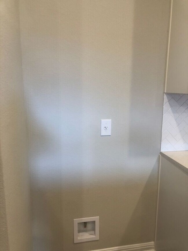 Building Photo - -=Available April 2026=-  4BR/2BA w/ Fenced Yard + Covered Parking in Hutto, TX