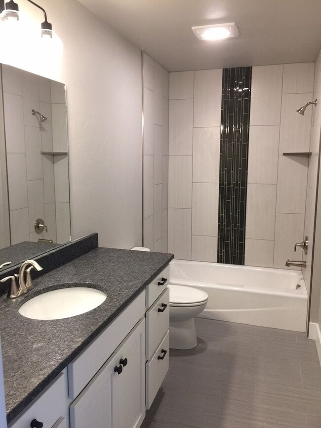 Building Photo - Spacious 4 Bedroom Home Near Gallatin Regi...
